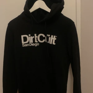 Svart Dirtcült hoodie - Hoodie i nyskick, använd 1-2 gånger. Dam storlek i xl men den är liten i storleken sitter mer som en S/M på mig.