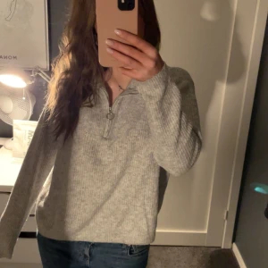 Zip tröja vero moda - Vero Moda grå med zip. Storlek S. Säljer då den inte används. Inga defekter och användts några gånger. Passar mig som är 165-167. Skriv om du har frågor.💕