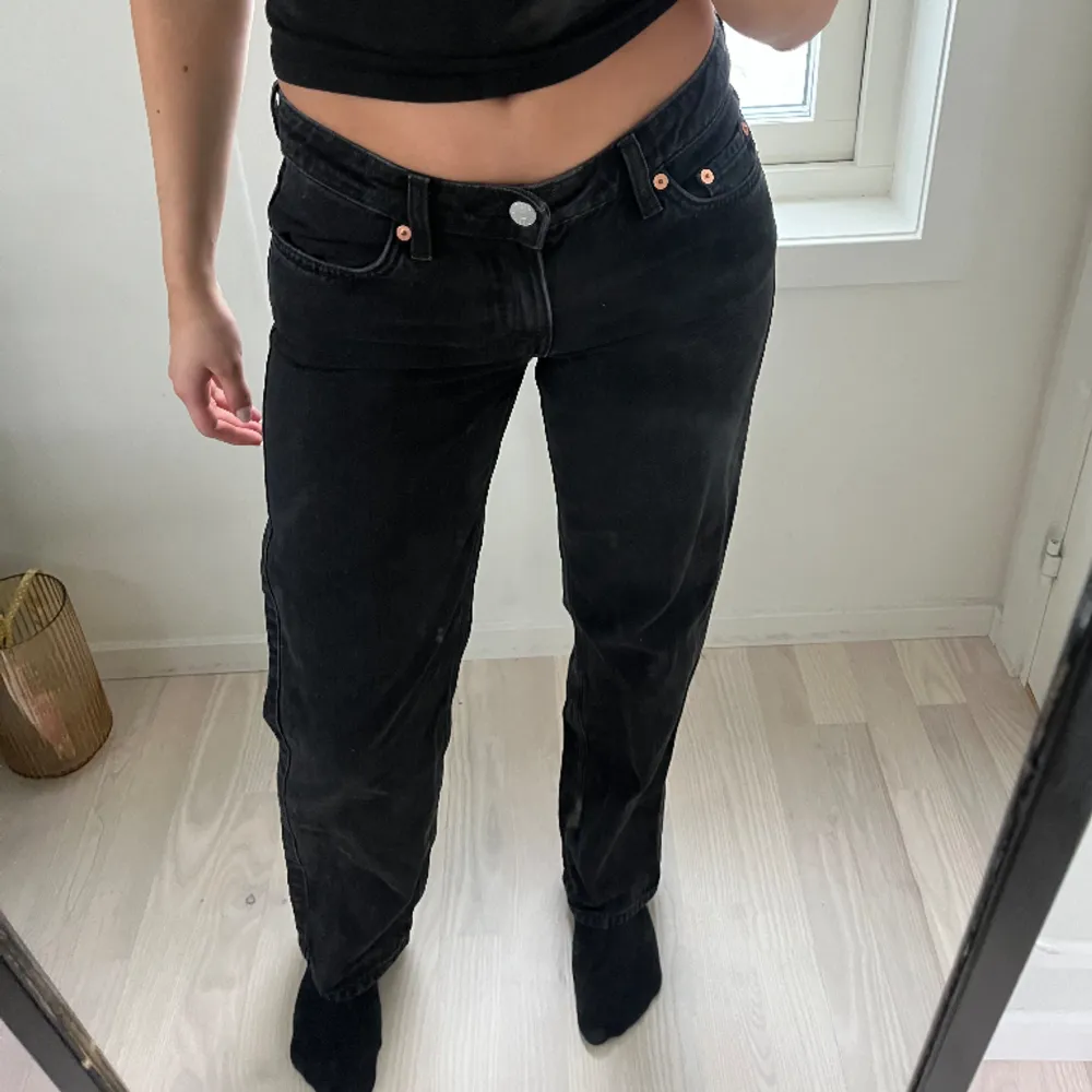 Obs, smutsig spegel!!  Lågmidjade jeans från Weekday som inte kommer till användning. Sitter som en XS, jag på bilden är 160 cm. Jeans & Byxor.