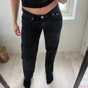 Obs, smutsig spegel!!  Lågmidjade jeans från Weekday som inte kommer till användning. Sitter som en XS, jag på bilden är 160 cm