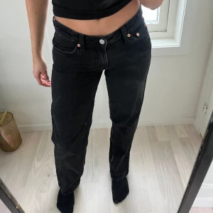 Weekday Arrow Lowwaist jeans - Obs, smutsig spegel!!  Lågmidjade jeans från Weekday som inte kommer till användning. Sitter som en XS, jag på bilden är 160 cm
