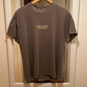 T shirt - Snygg T-shirt i väldigt fint skick, tvättar innan frakt.