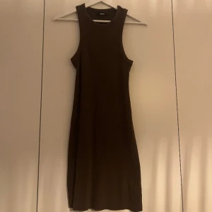Brun klänning - Fint skick, använd ett fåtal gånger. Ganska kort miniklänning.