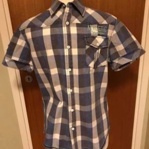 Skjorta herr strl M - Blå och vitrutig herrskjorta från Blend the modern art of vintage  Strl M 100% bomull 