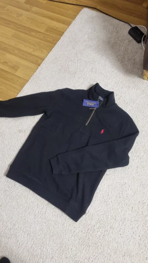 Polo tröja  - Säljer en helt ny tröja i bra skick storlek S 