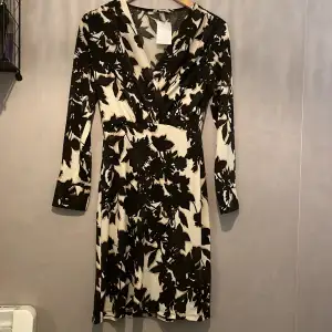 Elegant möntrad klänning från H&M i storlek xs. Aldrig använd och har etikett kvar