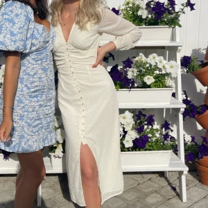 Intressekoll på världens finaste kläning  - Kollar intresset på min fina kläning från Gina tricot, den passar perfekt till student eller midsommar.  Liknar adoore kläningarna   Slutsåld på hemsidan  Hade tänkt ha den på min mottagning men har hittat en liknade i större stolek. 