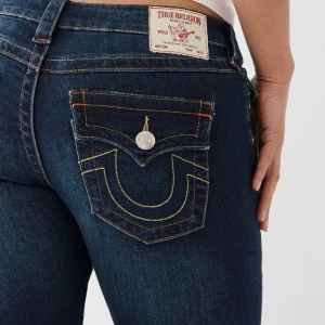 True Religion jeans  - Super snygga True Religion jeans som tyvärr inte kommer till användning. Bara använda några gånger så nästan nytt skick orginalpris 2114kr Midjemått 67cm