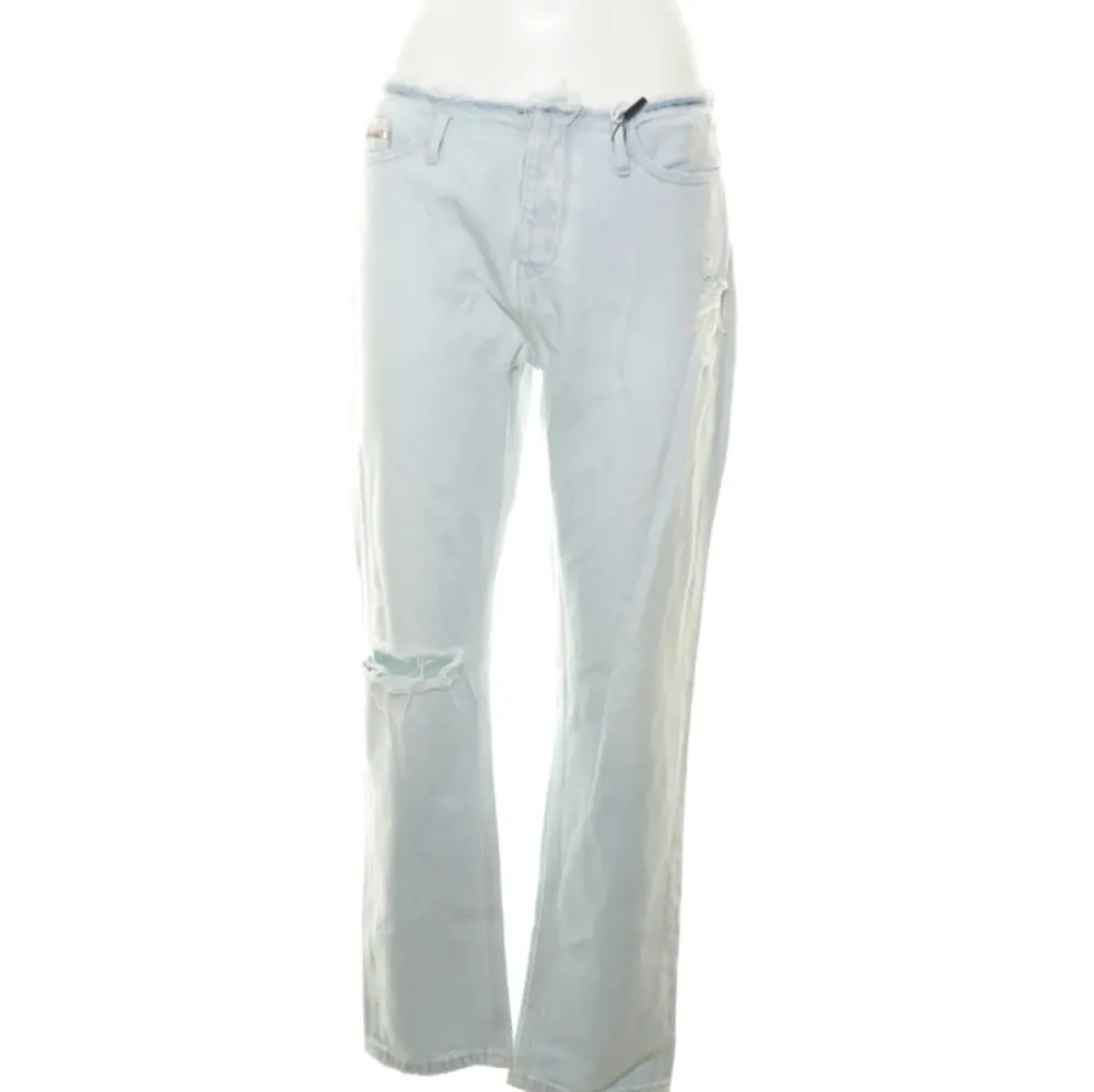 Snygga Calvin Klein jeans köpta från Plick, bra skick, frakt ingår inte 💕klicka ej på köp direkt då jag säljer varan på flera ställen . Jeans & Byxor.
