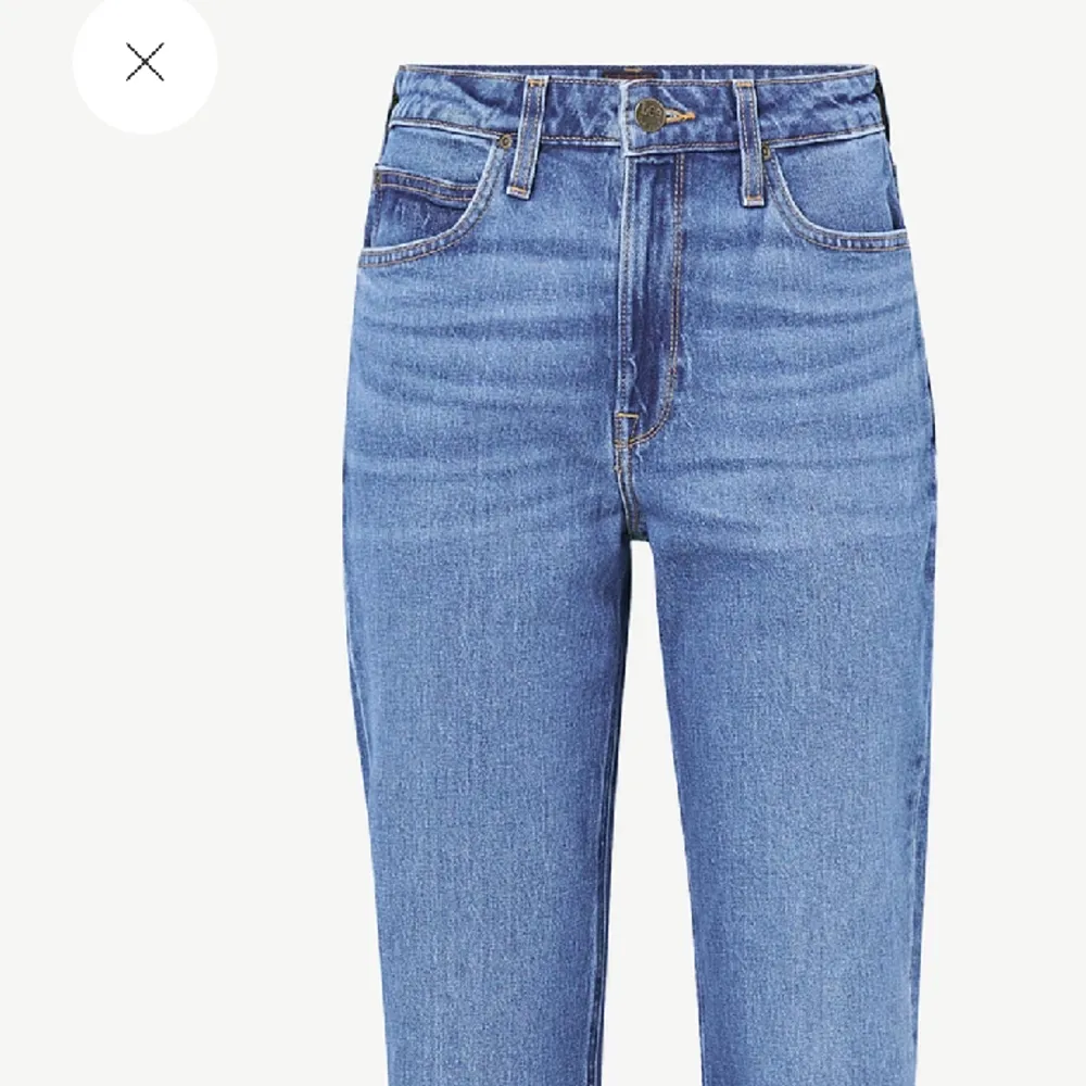 Strl W28 L3. De heter Lee jeans Carol och jag köpte dem för 999 på ellos. Säljer dem för mindre än halva priset. Använt dem lite men de ser ut att vara i nyskick! 💖. Jeans & Byxor.