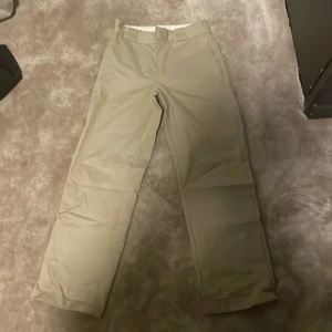Dickies 874or str W26/L28 - Ett par 874or i hyfsat bra skick, lite sönder på vänstra benet. Kan mötas upp och posta