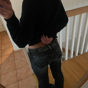Low waist jeans! - Säljer dessa skitsnygga lågmidjade jeans från diesel. De är blå och lite ljusare framtill ❤️ Använda ca 5 ggr, och jag sydde upp de en gång men har sprättat upp och nu syns det ej. Stl 28:34 😍 Hör av dig vid frågor eller intresse! 🤩 Ge mig prisförslag
