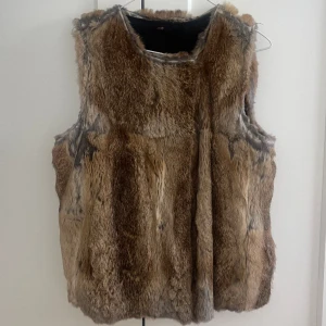 Maje Väst - Äkta päls väst från Maje i storlek L❤️