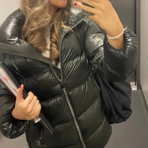 Massimo Dutti jacka - Jag säljer nu min populära Massimo Dutti jacka! Den bara använd ett fåtal gånger💞 hör av er vid intresse eller om fler bilder💕 