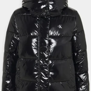 Calvin Klein Jacka - säljer då den aldrig kommer till användning, ett litet hål i innerfickan men inget man tänker på, går att sy❤️ org pris 2400 men säljer för 1100. storlek l men sitter som en s/m❤️