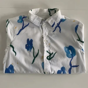 Skjorta blommig - Blommig skjorta från weekday. Size S använd typ 1 gång.