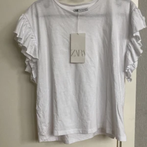 Zara topp - Säljer denna topp då den inte kommit till andvändning.