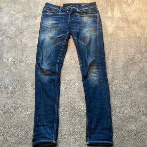 Säljer dessa riktigt snygga dondup jeans i modellen George. Skick 8/10. Köpta på nk. Skriv vid minsta intresse.