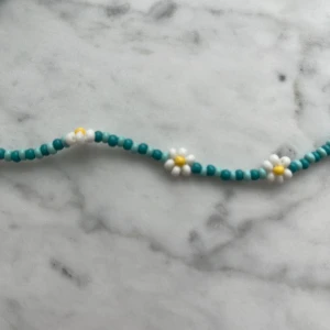 Fint halsband till sommaren med blommor  - Användt några gånger men i bra skik 