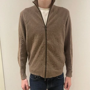 Massimo dutti zip - En jättesnygg ziptröja från Massimo dutti i storlek S. Köptes i sommras fast den har inte kommit till användning så skick 9/10. Modellen på denna bild är 185 cm. Nypris 699 kr och mitt pris 299