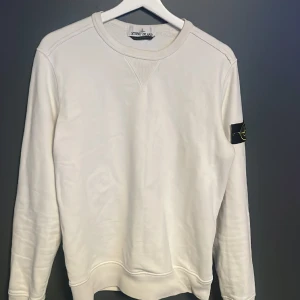 Stone Island Tröja - Stone Island Tröja - Nypris 2900kr - väldigt fint skick utan skador - Skriv vid funderingar 