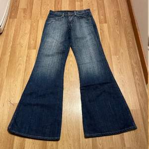 Mörkblå jeans, utsvängda / flare / bootcut