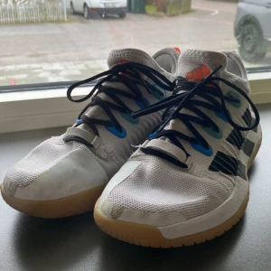 Adidas stabil next gen - Ett par handbollsskor, adidas i storlek 42. Hyfsat skick, säljes då dem är för små. Har ett litet hål i insidan men inget som syns.