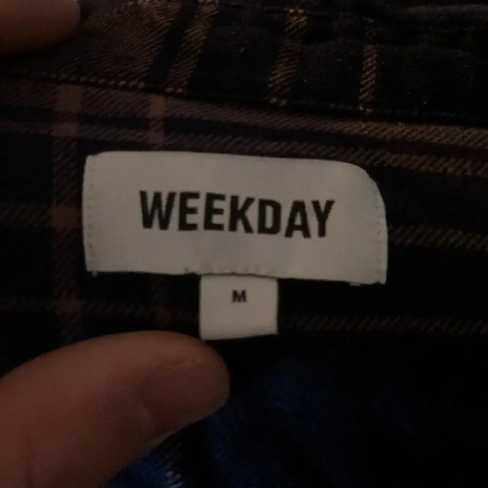 En fin flanellskjorta från weekday. Inga synliga defekter förutom lite skrynklig! Den är size M och passar som en M på mig. Ställ gärna frågor!. Skjortor.