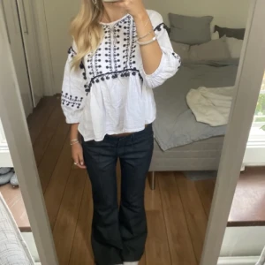 Lågmidjade jeans  - Säljer då de är lite stora i midjan🫶🫶 materialet är väldigt mjukt och de har inga defekter!! Pris kan diskuteras🙌 Hör av er vid frågor❤️