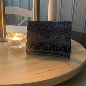 Plånbok - En handgjord plån bok gjort av 100% återvunnet material. Håll stilen uppe och bidra till en positiv miljöpåverkan. 🩵