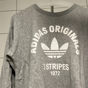 Adidaströja - Grå tröja från Adidas i ganska tunt material. Som en M i storlek.