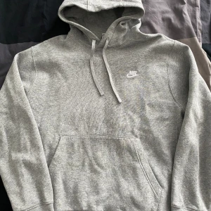 Nike hoodie - Säljer en nike hoodie i grå. Skick 9/10 ba använd nån gång. Storlek M men passar mer S. 