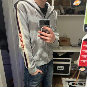 Snygg, stilren och sällsynt Gucci hoodie om du vill att din stil ska sticka ut lite. Skönt material och bra skick 9/10 Skriv för frågor eller mer bilder!  Nypris ca 10000-13000