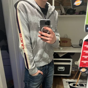 Gucci hoodie  - Snygg, stilren och sällsynt Gucci hoodie om du vill att din stil ska sticka ut lite. Skönt material och bra skick 9/10 Skriv för frågor eller mer bilder!  Nypris ca 10000-13000