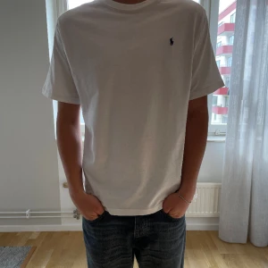 Ralph lauren t-shirt  - Säljer denna t-shirt från Ralph lauren, skick 8/10,ny pris: 700, mitt pris:300 Hör av er om ni har några frågor Mvh Wilmer 🙂