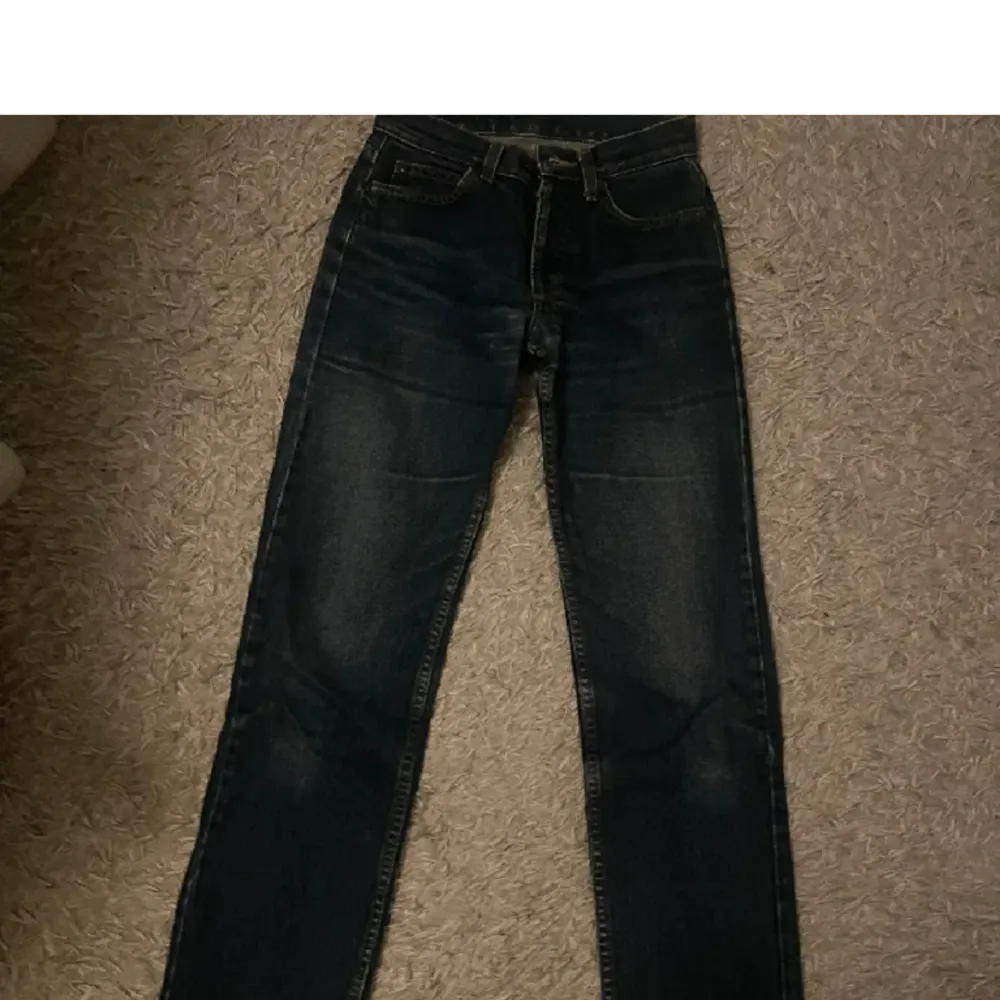 Säljer mina mörkblå lee jeans, då de inte kommer till användning. Jeansen är low waist & straight & är i st 32-34. Tyck gärna på ”köp nu”🫶🏼. Jeans & Byxor.