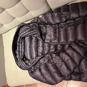 Moncler Edward - Mycket fint skick Nypris 7999 Köpt för cirka 4 år sen Storlek L