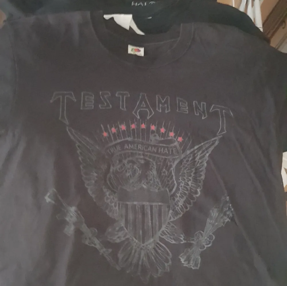 Bandtröja med Testament tryck på front och rygg från True American hate turnen. T-shirts.