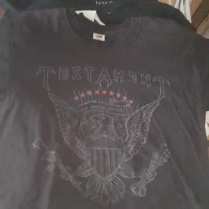 Bandtröja med Testament tryck på front och rygg från True American hate turnen
