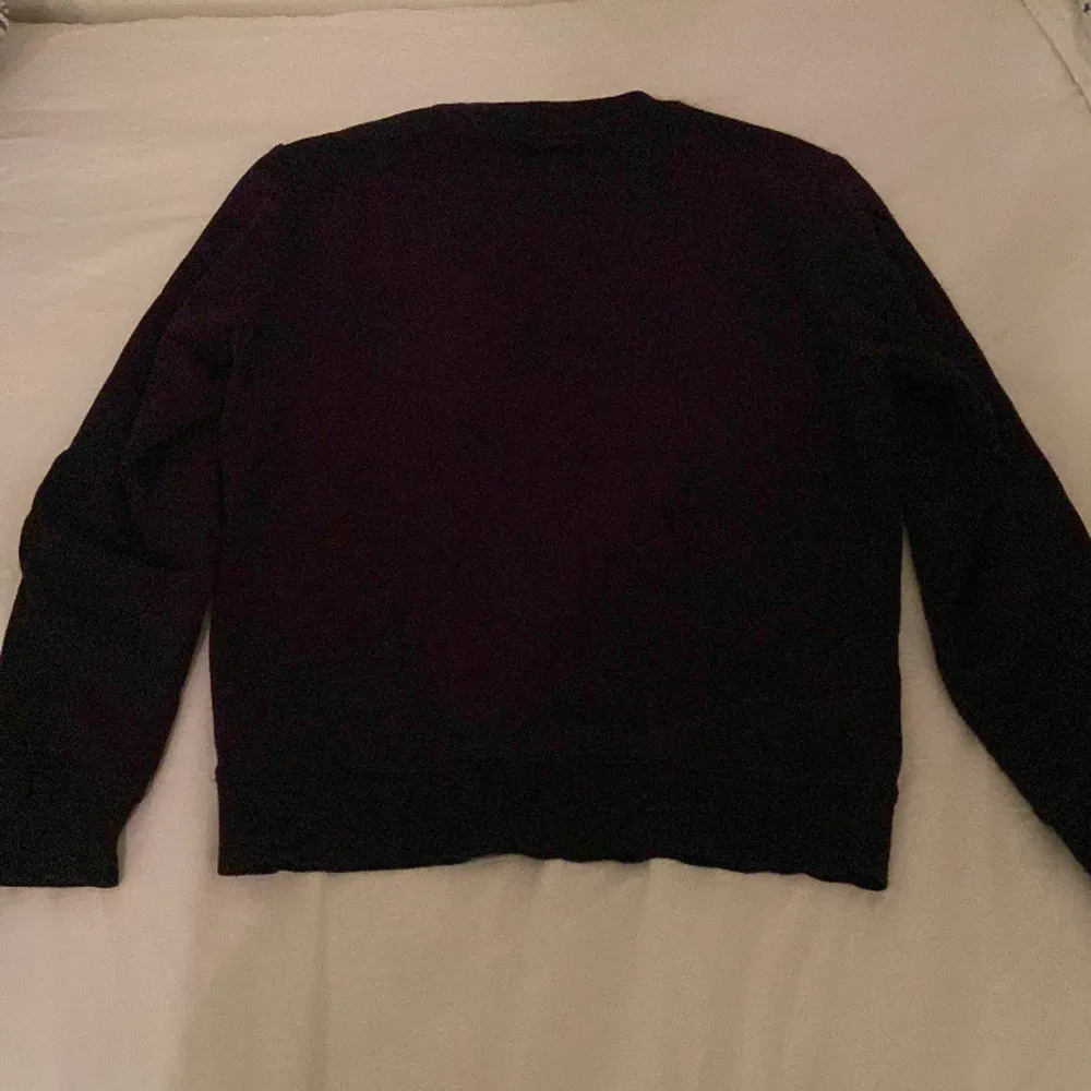 Calvin Klein sweatshirt som är använd typ 5 gånger, jättebra skick, passar mer M än L . Hoodies.