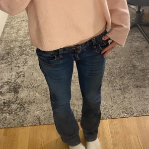 ltb jeans - säljer mina ltb jeans i storlek 26/32😁materialet är ganska stretchigt så passar även 27 och 28💗jag är 165 och de sitter perfekt i längden på mig. säljer pga att de inte kommer till användning😁💗