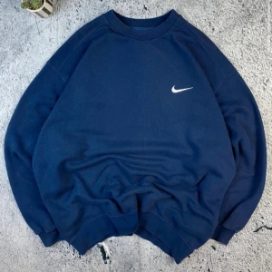 Vintage 90s nike crewneck - Som ni ser är det den eftertraktade tröjan från 90 talet, den är som ny, max använd 5 ggr. Undrar man passform och så kan man fråga mig privat. 