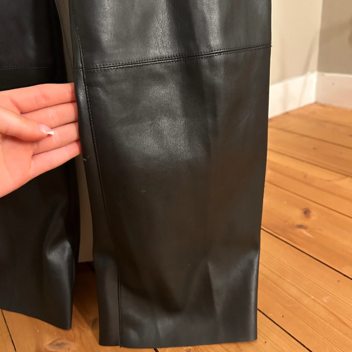 Wera byxa i skinnimitation - 90