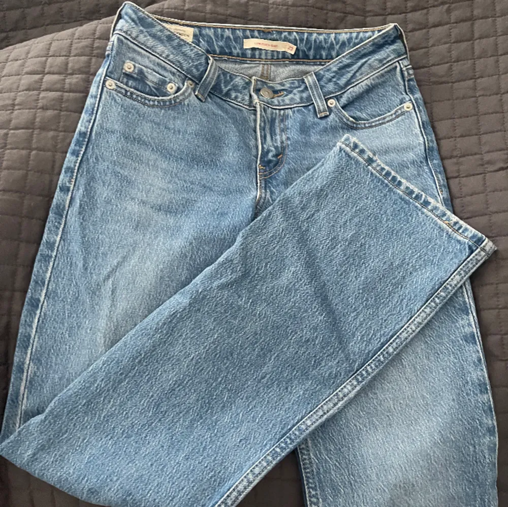 Super snygga lågmidjade Levi’s jeans. Bara testade. Storlek 23. Jeans & Byxor.