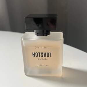 Säljer nu Linn Ahlborgs slutsålda ”Hotshot but hotter” parfym! Luktar jättegott men doften passar tyvärr inte mig 🧡 