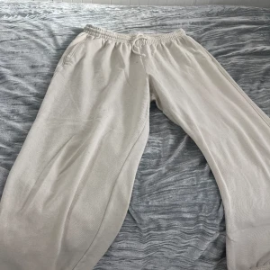 Beige mjukisbyxor  - Säljer dessa sköna mjukisbyxor. Tyvärr finns det en liten fläck på framsidan(se bild 2) men som inte syns så mycket! 