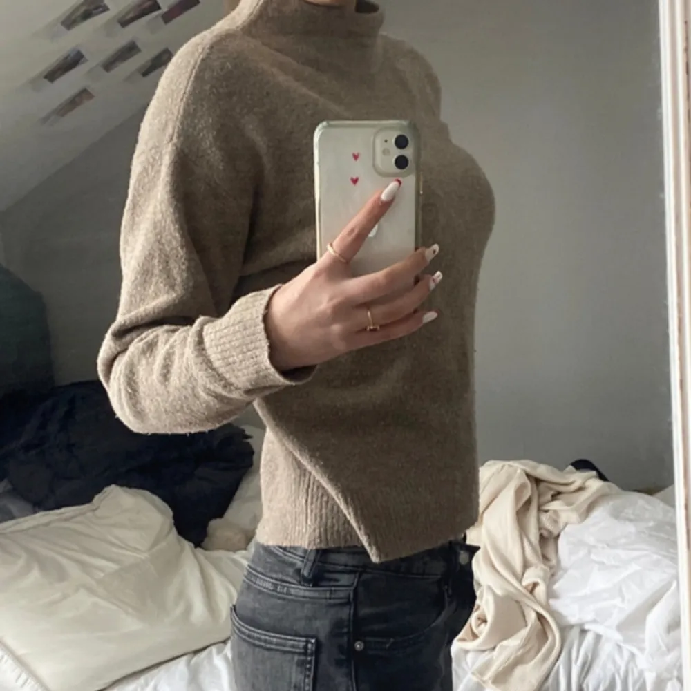 Super fin stickad Bech tröja. Nästan helt oanvänd. Priset går att diskuteras och skriv om du har flera frågor elllr vill ha flera bilder. Neuleet.
