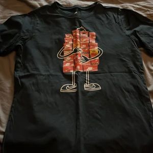 Nike t-shirt - Nike t-shirt i storlek 158-170cm 12-15 år. Säljer pågrund av att den är för liten. Köptes för 200kr