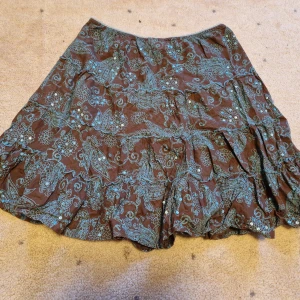 Blå brun kjol med paljetter och spets - Fint skick