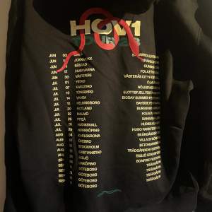 Hov1 hoodie från en av deras konserter som aldrig kom till användning. Den är i bra skick, knappt använd!